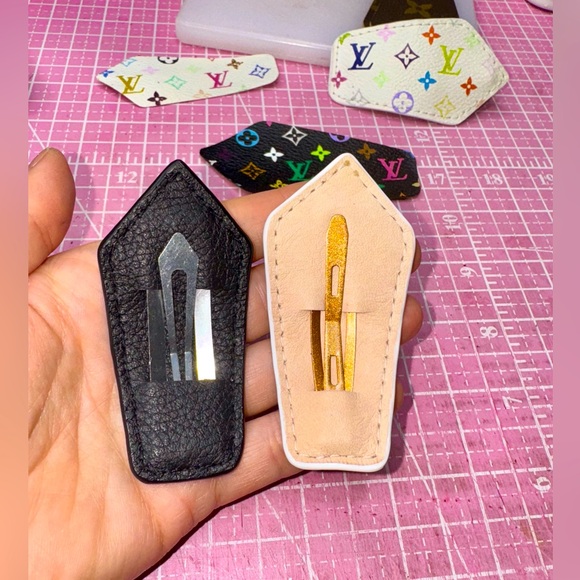 💗 White or Black Multicolor Murakami snap Hair clip One piece ‼️ - Picture 10 of 15